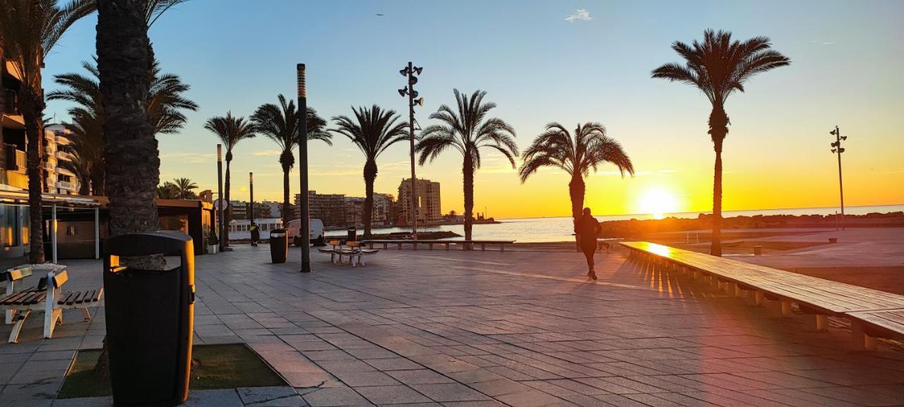 Beachside Apartment In Torrevieja Extérieur photo