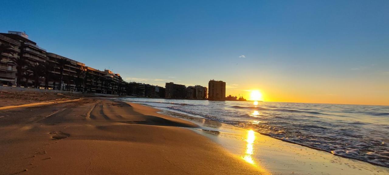 Beachside Apartment In Torrevieja Extérieur photo