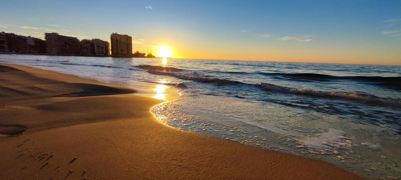 Beachside Apartment In Torrevieja Extérieur photo