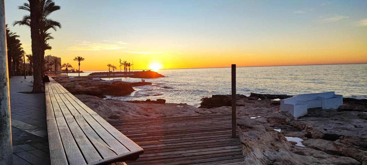 Beachside Apartment In Torrevieja Extérieur photo